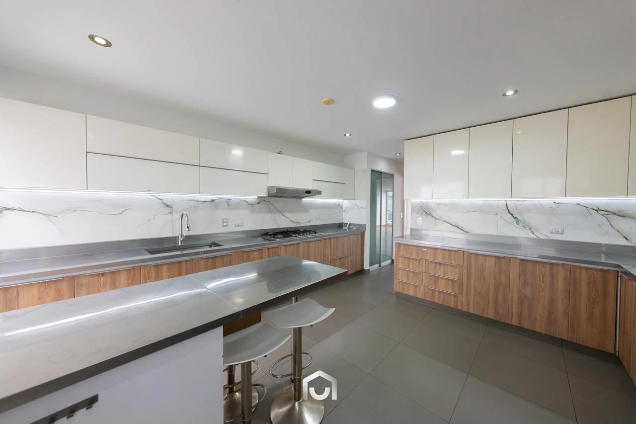 Dúplex con vista al mar en venta – Calle Las Dalias, Miraflores 3