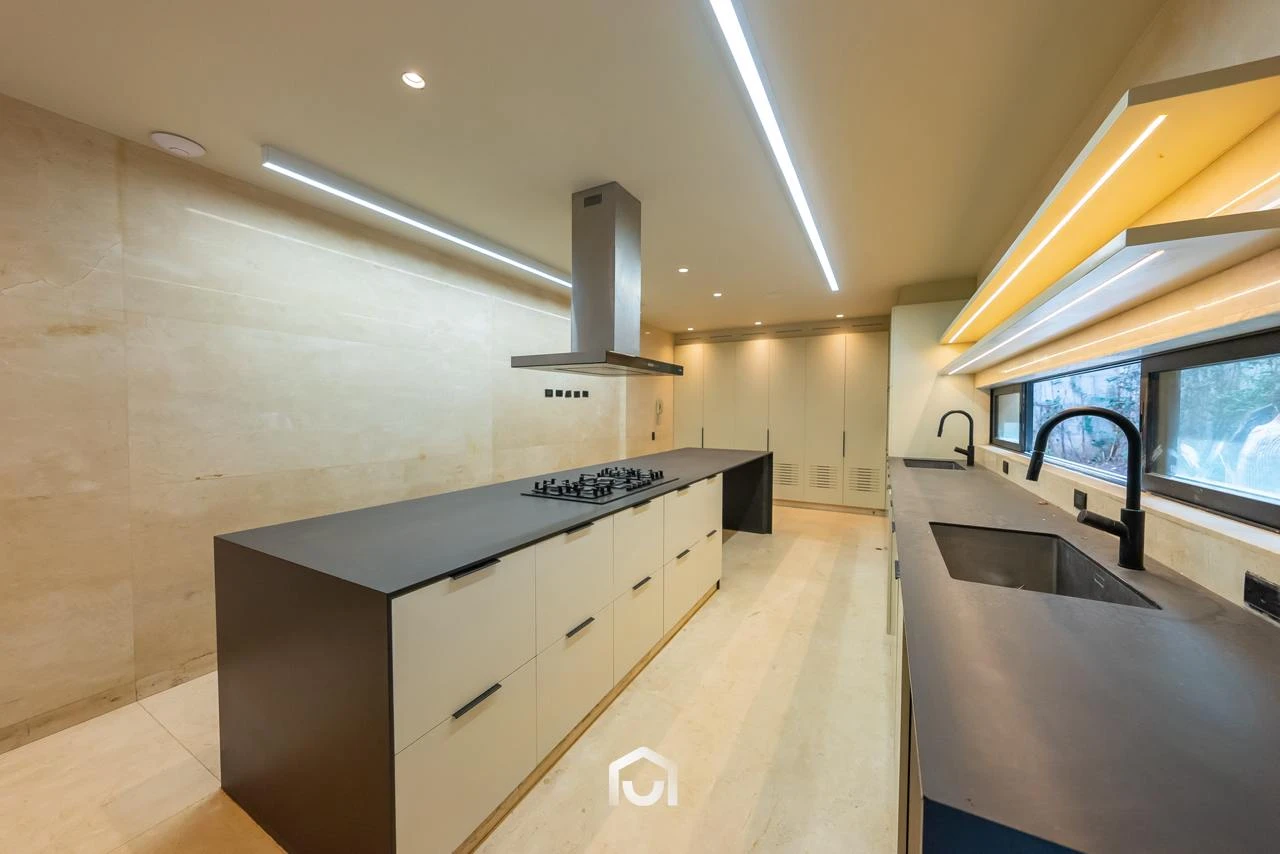 Casa Moderna en Venta con Piscina en Rinconada Alta 2