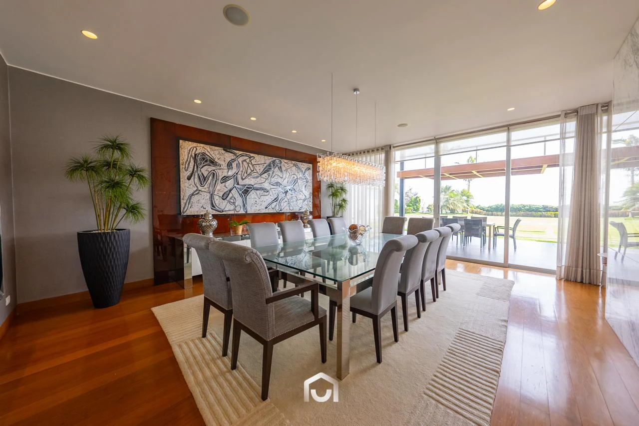 Casa con Amplio Jardín en Venta en Las Casuarinas 2