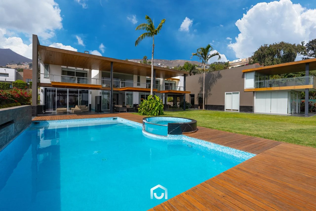 Casa con Amplio Jardín en Venta en Las Casuarinas